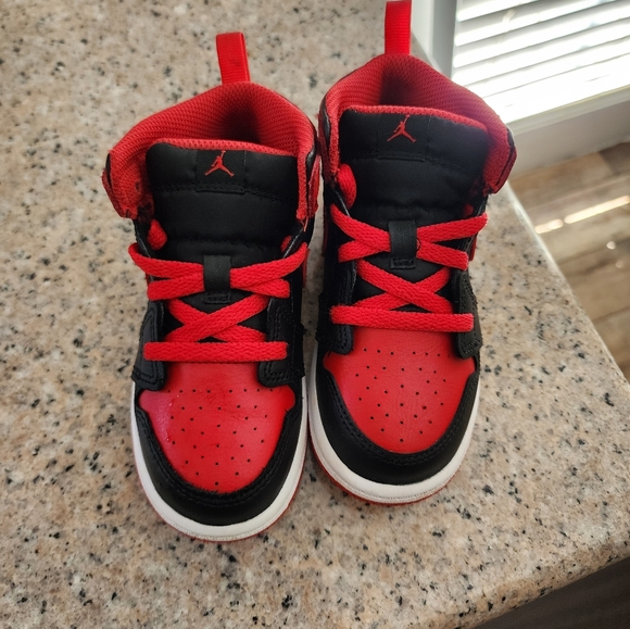 Girls size 9, Air Jordan - Picture 2 of 5